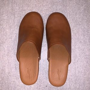 Universal Thread Tan Leather Clogs size 9 1/2